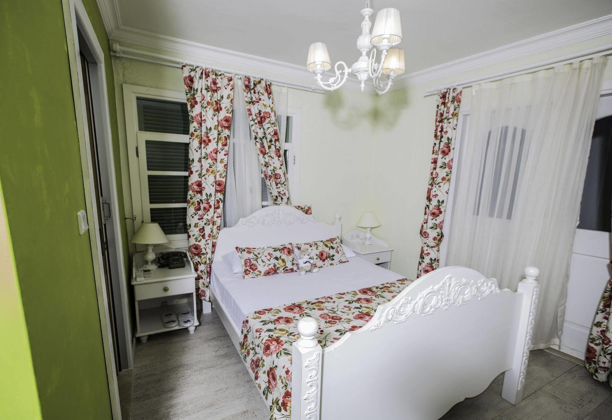 The White Hotel Алакати Екстериор снимка